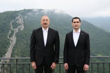 Президент Ильхам Алиев подарил Президенту Сердару Бердымухамедову карабахского скакуна (ФОТО)
