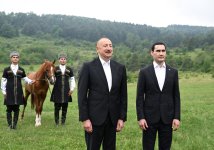 Президент Ильхам Алиев подарил Президенту Сердару Бердымухамедову карабахского скакуна (ФОТО)