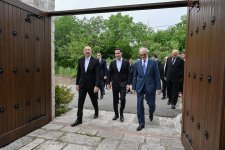 Президент Ильхам Алиев и Президент Сердар Бердымухамедов посетили дом-музей Бюльбюля в Шуше (ФОТО)