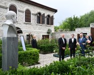 Президент Ильхам Алиев и Президент Сердар Бердымухамедов посетили дом-музей Бюльбюля в Шуше (ФОТО)