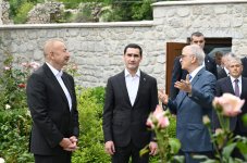 Президент Ильхам Алиев и Президент Сердар Бердымухамедов посетили дом-музей Бюльбюля в Шуше (ФОТО)