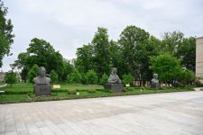 Президент Ильхам Алиев и Президент Сердар Бердымухамедов посмотрели в Шуше расстрелянные во время оккупации бюсты знаменитых личностей Азербайджана (ФОТО)