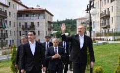 Президент Ильхам Алиев и Президент Сердар Бердымухамедов побывали в первом жилом комплексе, построенном в городе Шуша (ФОТО)