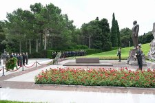 Руководство минобороны посетило Аллею почетного захоронения, Парк Победы и Военное мемориальное кладбище (ФОТО/ВИДЕО)