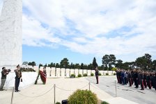 Руководство минобороны посетило Аллею почетного захоронения, Парк Победы и Военное мемориальное кладбище (ФОТО/ВИДЕО)