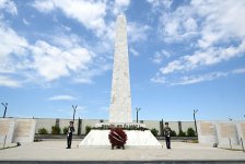 Руководство минобороны посетило Аллею почетного захоронения, Парк Победы и Военное мемориальное кладбище (ФОТО/ВИДЕО)