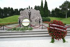 Руководство минобороны посетило Аллею почетного захоронения, Парк Победы и Военное мемориальное кладбище (ФОТО/ВИДЕО)