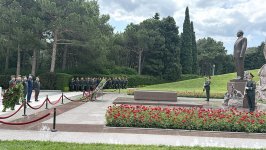 Руководство минобороны посетило Аллею почетного захоронения, Парк Победы и Военное мемориальное кладбище (ФОТО/ВИДЕО)