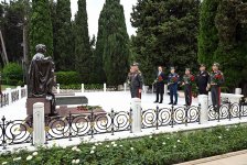 Руководство минобороны посетило Аллею почетного захоронения, Парк Победы и Военное мемориальное кладбище (ФОТО/ВИДЕО)