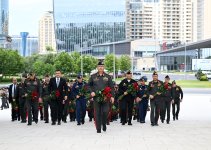 Руководство минобороны посетило Аллею почетного захоронения, Парк Победы и Военное мемориальное кладбище (ФОТО/ВИДЕО)