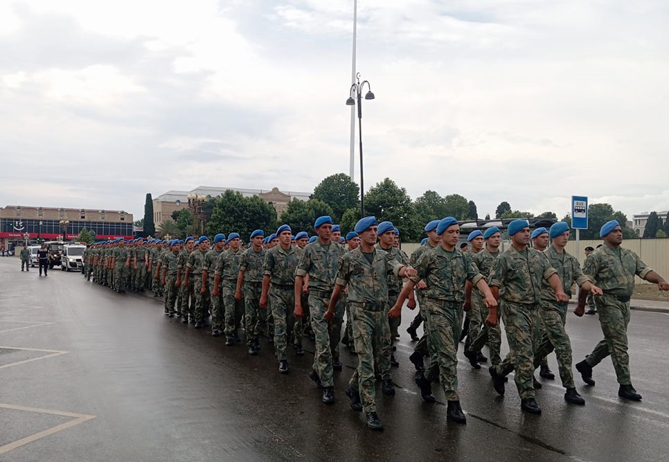 В Азербайджане в День Вооруженных сил организованы шествия военнослужащих (ФОТО)