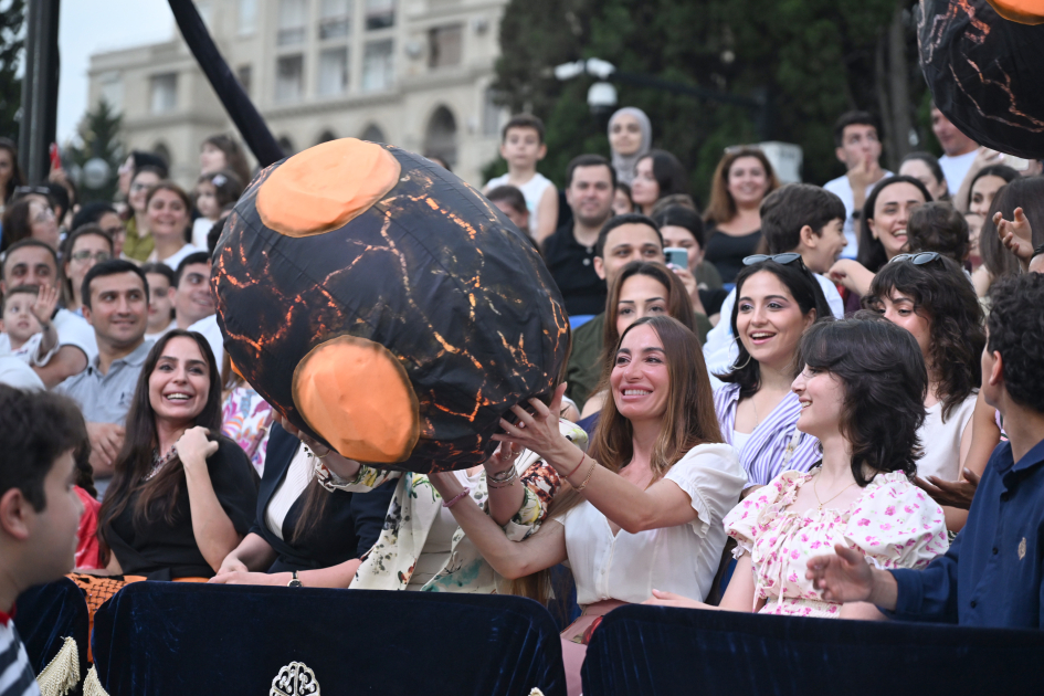 Лейла Алиева и Арзу Алиева посетили летний фестиваль CandyFest и посмотрели шоу цирка на воде «Волшебная жемчужина» (ФОТО)