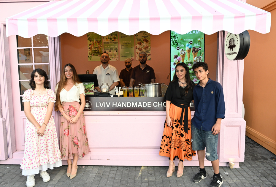 Лейла Алиева и Арзу Алиева посетили летний фестиваль CandyFest и посмотрели шоу цирка на воде «Волшебная жемчужина» (ФОТО)