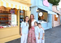 Лейла Алиева и Арзу Алиева посетили летний фестиваль CandyFest и посмотрели шоу цирка на воде «Волшебная жемчужина» (ФОТО)