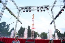 Лейла Алиева и Арзу Алиева посетили летний фестиваль CandyFest и посмотрели шоу цирка на воде «Волшебная жемчужина» (ФОТО)