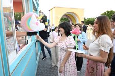 Лейла Алиева и Арзу Алиева посетили летний фестиваль CandyFest и посмотрели шоу цирка на воде «Волшебная жемчужина» (ФОТО)