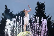 Лейла Алиева и Арзу Алиева посетили летний фестиваль CandyFest и посмотрели шоу цирка на воде «Волшебная жемчужина» (ФОТО)