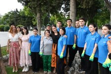 Лейла Алиева и Арзу Алиева приняли участие в акции по посадке сезонных цветов на бакинском бульваре (ФОТО)