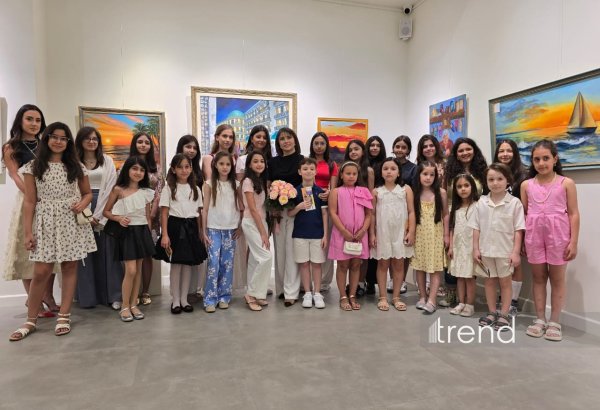 В Баку открылась красочная экспозиция Gulnar Art Studio под названием "Разные взгляды" (ФОТО)