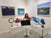 В Баку открылась красочная экспозиция Gulnar Art Studio под названием "Разные взгляды" (ФОТО)