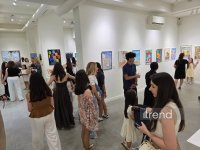 В Баку открылась красочная экспозиция Gulnar Art Studio под названием "Разные взгляды" (ФОТО)