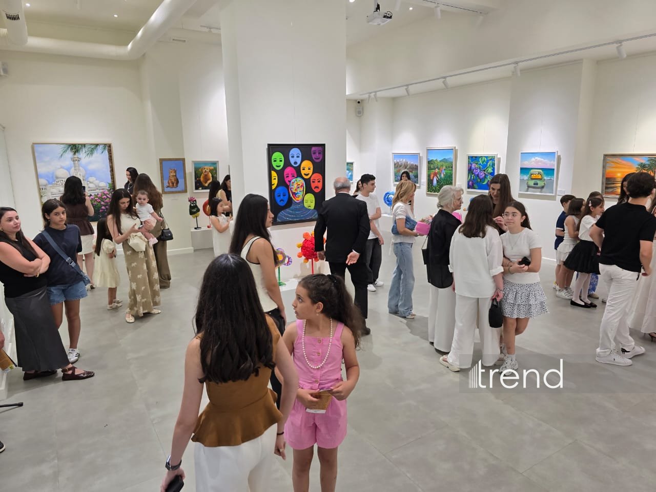 В Баку открылась красочная экспозиция Gulnar Art Studio под названием "Разные взгляды" (ФОТО)