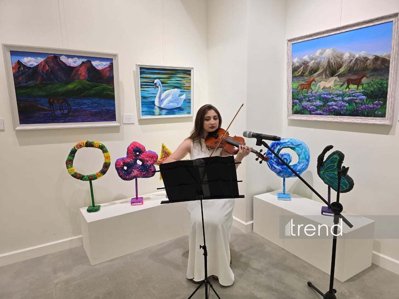 В Баку открылась красочная экспозиция Gulnar Art Studio под названием "Разные взгляды" (ФОТО)