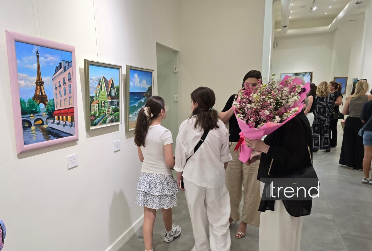 В Баку открылась красочная экспозиция Gulnar Art Studio под названием "Разные взгляды" (ФОТО)