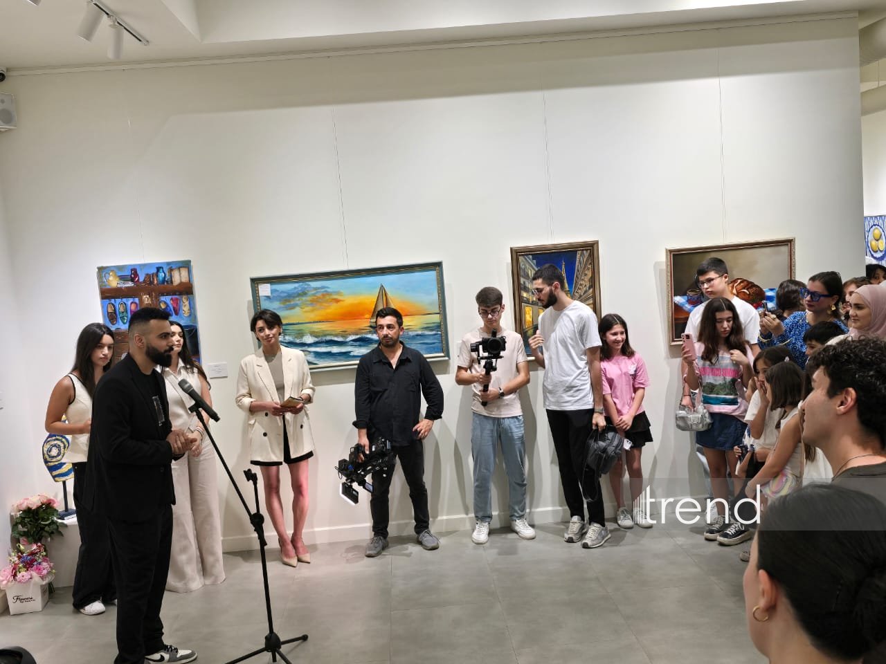 В Баку открылась красочная экспозиция Gulnar Art Studio под названием "Разные взгляды" (ФОТО)