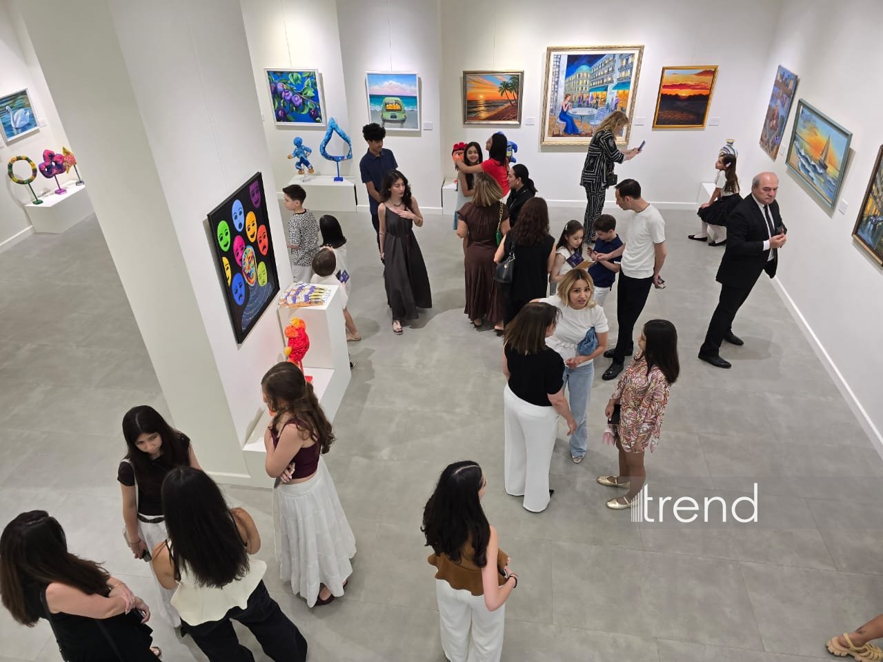 В Баку открылась красочная экспозиция Gulnar Art Studio под названием "Разные взгляды" (ФОТО)