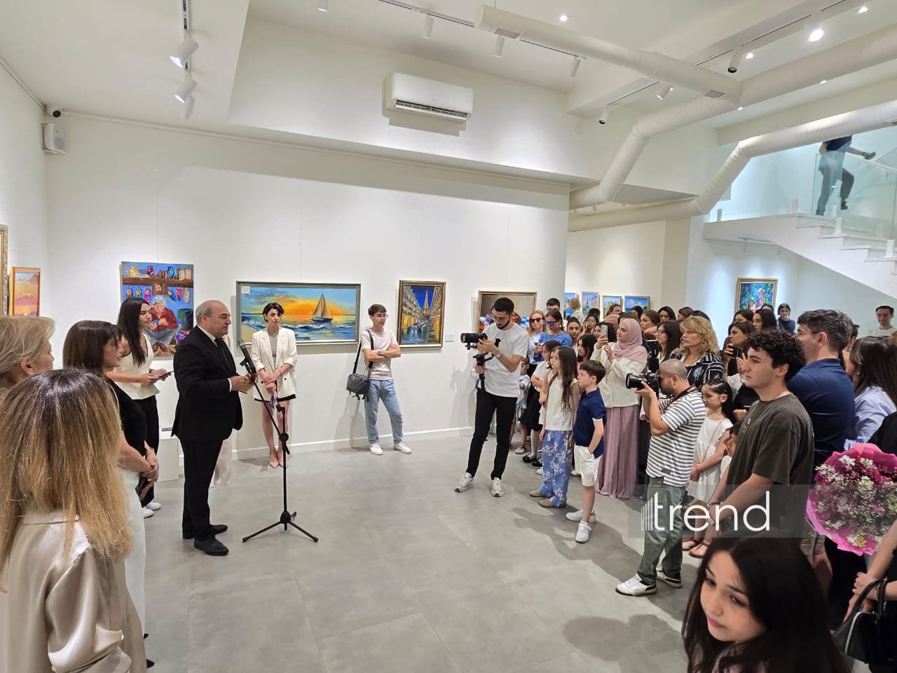 В Баку открылась красочная экспозиция Gulnar Art Studio под названием "Разные взгляды" (ФОТО)