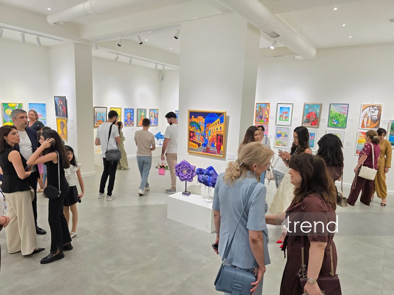 В Баку открылась красочная экспозиция Gulnar Art Studio под названием "Разные взгляды" (ФОТО)
