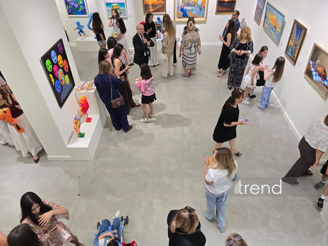 В Баку открылась красочная экспозиция Gulnar Art Studio под названием "Разные взгляды" (ФОТО)