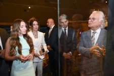 В Азербайджанском национальном музее ковра открылась выставка «Сокровищница культуры: Диван лугат ат-турк» (ФОТО)