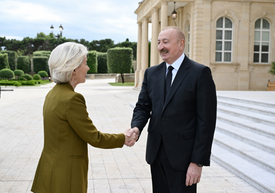 Состоялась встреча Президента Ильхама Алиева с президентом Европейской комиссии в формате «один на один» (ФОТО)