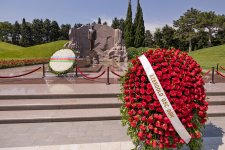 По случаю 10-летия со дня основания «AzerGold» были посещены Аллея почётного захоронения и Аллея шехидов (ФОТО)