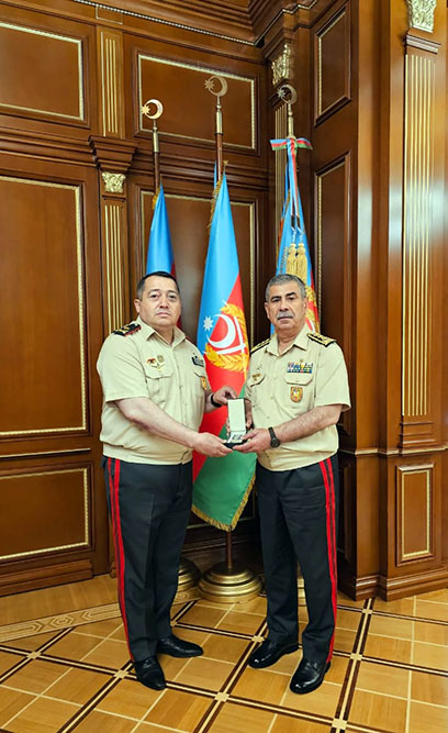 Министр обороны Азербайджана наградил медалями гендиректора и группу военнослужащих (ФОТО)