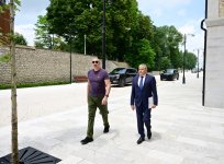 Президент Ильхам Алиев ознакомился с работами, выполненными на улице Карабах в Шуше в рамках государственно-частного партнерства (ФОТО)