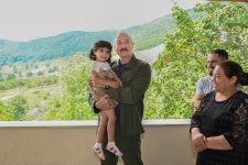 Президент Ильхам Алиев ознакомился с работами, проделанными в селе Кичик Галадереси Шушинского района, встретился с жителями, вернувшимися в село (ФОТО/ВИДЕО)