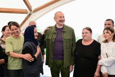 Президент Ильхам Алиев ознакомился с работами, проделанными в селе Кичик Галадереси Шушинского района, встретился с жителями, вернувшимися в село (ФОТО/ВИДЕО)