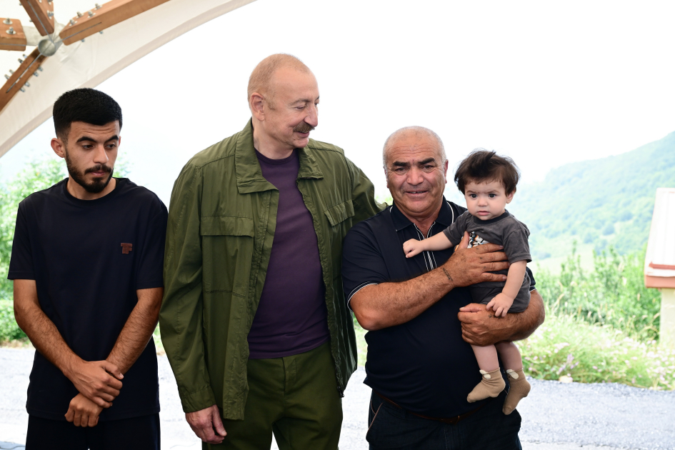 Президент Ильхам Алиев ознакомился с работами, проделанными в селе Кичик Галадереси Шушинского района, встретился с жителями, вернувшимися в село (ФОТО/ВИДЕО)