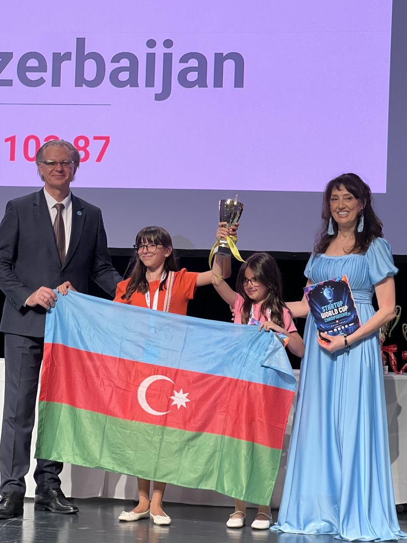 Студенты MiniBoss Baku удостоены двух международных наград на Чемпионате мира по стартапам в Давосе (ФОТО)