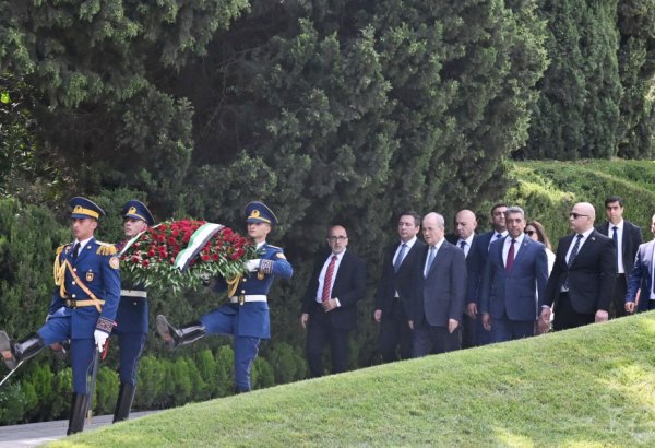 Премьер-министр Государства Палестина посетил Аллею почетного захоронения (ФОТО)