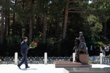 Представители медиа-структур Азербайджана посетили Аллею почетного захоронения по случаю Дня национальной прессы (ФОТО)