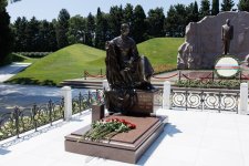 Представители медиа-структур Азербайджана посетили Аллею почетного захоронения по случаю Дня национальной прессы (ФОТО)