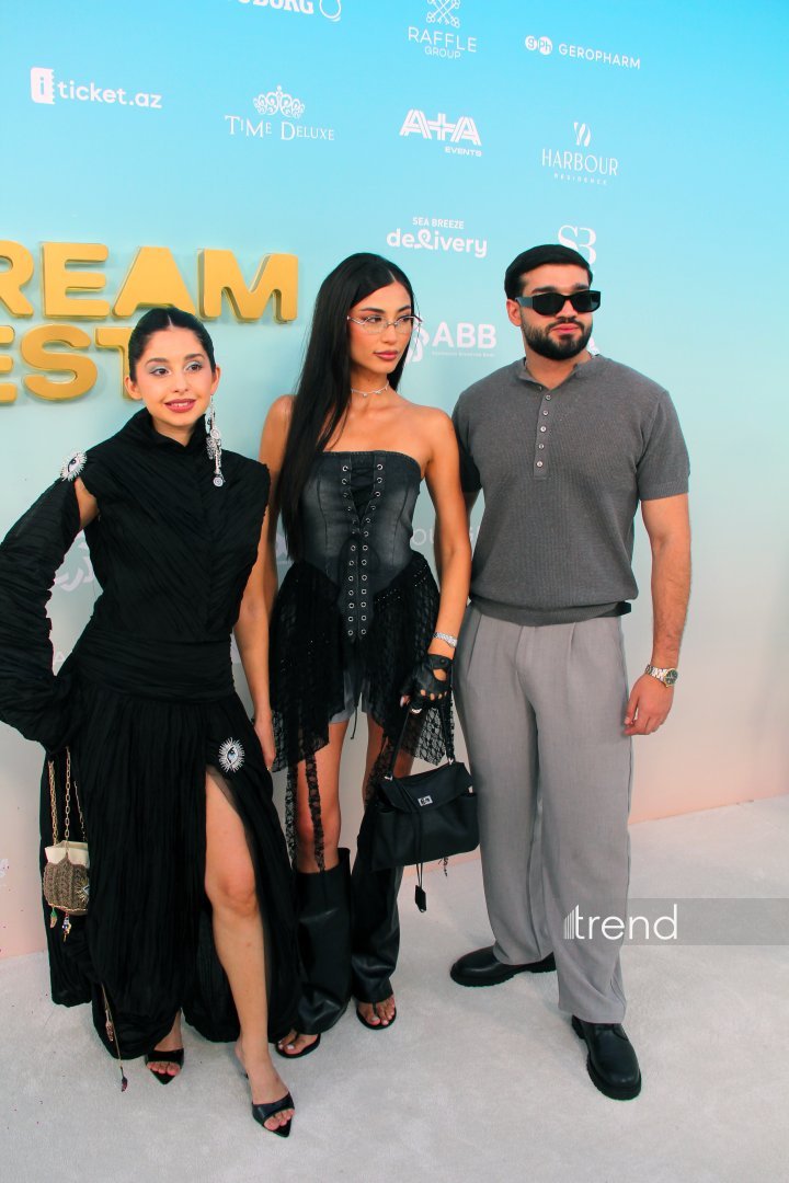 Финальный выход звезд на красную дорожку Dream Fest 2026 в Баку (ФОТО)