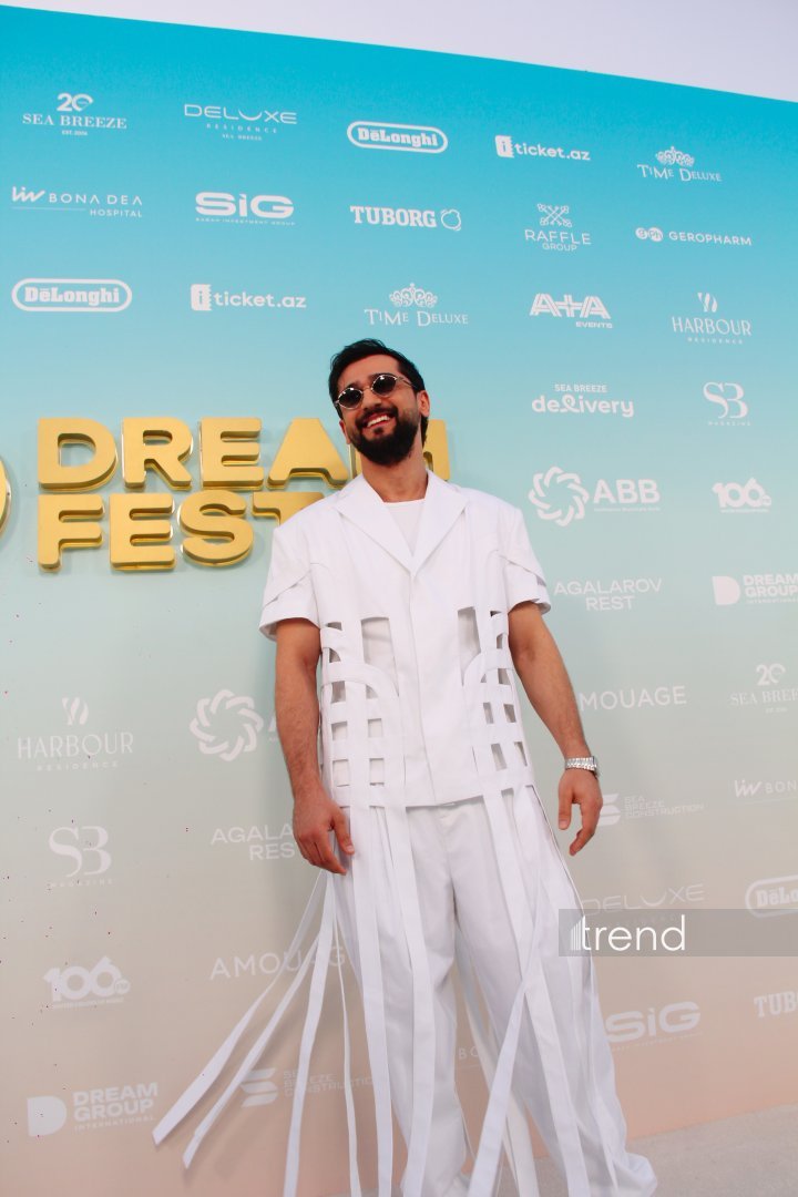 Финальный выход звезд на красную дорожку Dream Fest 2026 в Баку (ФОТО)