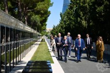 Глава Федерального департамента иностранных дел Швейцарии почтил память шехидов в Баку (ФОТО)