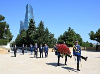 Глава Федерального департамента иностранных дел Швейцарии почтил память шехидов в Баку (ФОТО)