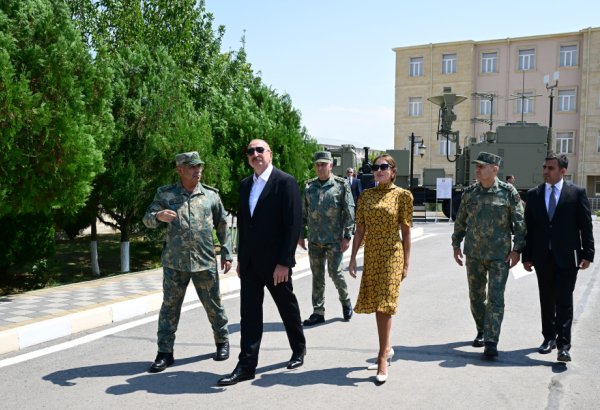 Президент Ильхам Алиев и Первая леди Мехрибан Алиева приняли участие в церемонии вручения боевых знамен новосозданным воинским частям коммандо в Отдельной общевойсковой армии (ФОТО/ВИДЕО)